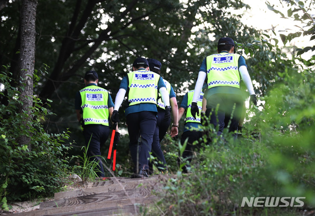 [서울=뉴시스] 조성봉 기자 = 박원순 서울시장이 연락두절됐다는 신고가 접수된 9일 경찰이 성북동 와룡공원 주변 일대를 수색하고 있다. 2020.07.09. suncho21@newsis.com 