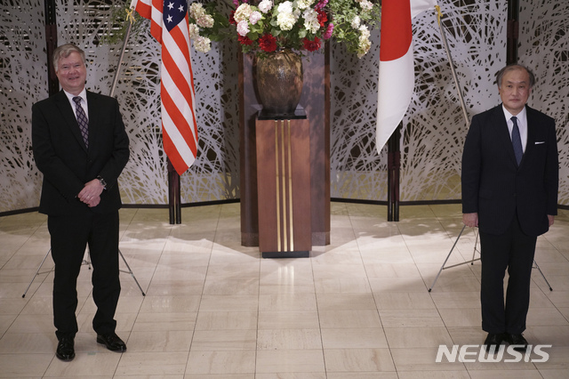 [도쿄=AP/뉴시스] 지난해 7월 9일 일본 도쿄 외무성 이이쿠라 공관에서 스티븐 비건 당시 미 국무부 부장관 겸 대북특별대표(왼쪽)가 아키바 다케오(秋葉剛男) 일본 당시 외무차관(오른쪽)과 회담하기 앞서 사진 촬영에 임하고 있다. 2021.06.23.