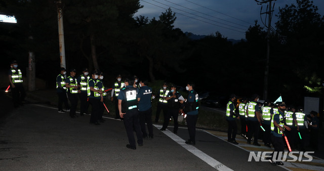[서울=뉴시스] 박주성 기자 = 박원순 서울시장이 연락두절 상태라는 신고가 접수된 9일 서울 성북구 스카이하늘길 일대에서 경찰 병력이 수색 작업을 하고 있다. 2020.07.09.&nbsp; park7691@newsis.com