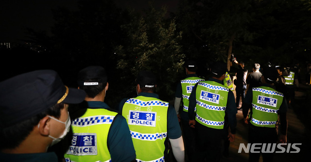 [서울=뉴시스] 이영환 기자 = 박원순 서울시장이 연락두절됐다는 신고가 접수되어 9일 경찰들이 서울 종로구 와룡공원 일대를 수색하고 있다. 2020.07.09. 20hwan@newsis.com