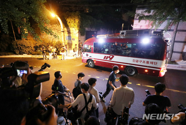 [서울=뉴시스] 김병문 기자 = 박원순 서울시장이 연락두절 상태라는 신고가 접수된 9일 경찰과 소방 구조대가 서울 성북동 핀란드 대사관저 인근에서 수색작업을 있다. 2020.07.09.dadazon@newsis.com