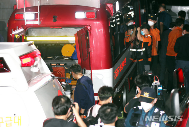 [서울=뉴시스] 김병문 기자 = 박원순 서울시장이 연락두절 상태라는 신고가 접수된 9일 소방 구조대가 서울 성북동 핀란드 대사관저 인근에서 수색작업을 있다. 2020.07.09.dadazon@newsis.com