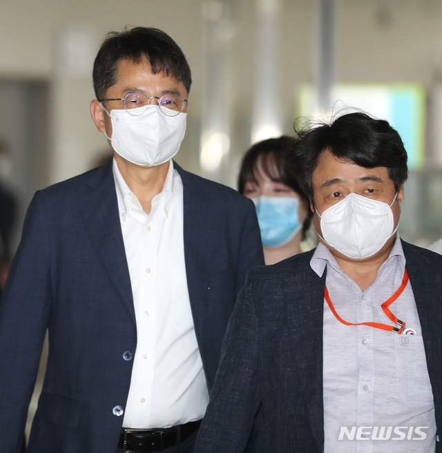 【세종=뉴시스】강종민 기자 = 박준식 최저임금위원장(왼쪽)과 공익위원인 권순원 숙명여대 경영학부 교수가 9일 오후 세종시 정부세종청사에서 제6차 최저임금위원회 전원 회의를 속개하기 위해 회의장에 입장하고 있다. 2020.07.09.photo@newsis.com