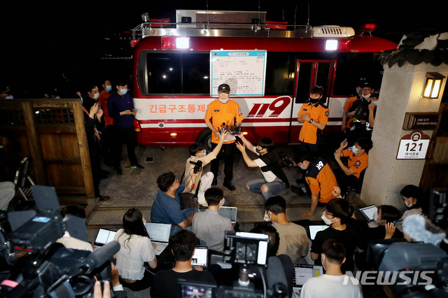 [서울=뉴시스]김병문 기자 = 정진항 성북소방서 현장대응단장이 9일 오후 서울 성북구 가구박물관에 마련된 현장대책본부에서 박원순 서울시장 수색상황을 브리핑하고 있다. 2020.07.09. dadazon@newsis.com