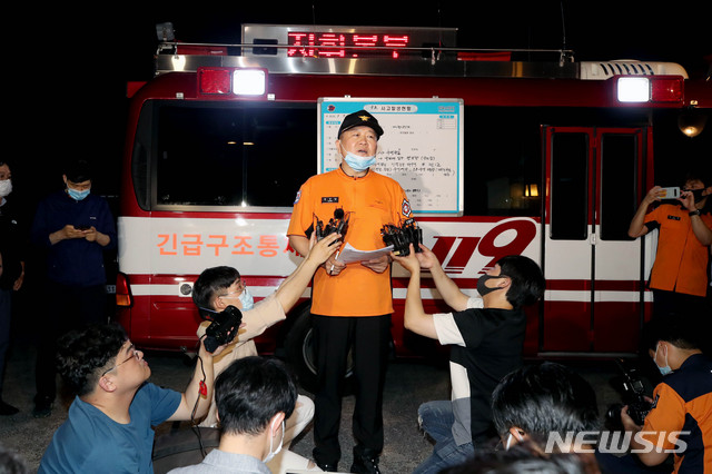[서울=뉴시스]김병문 기자 = 정진항 성북소방서 현장대응단장이 9일 오후 서울 성북구 가구박물관에 마련된 현장대책본부에서 박원순 서울시장 수색상황을 브리핑하고 있다. 2020.07.09. dadazon@newsis.com