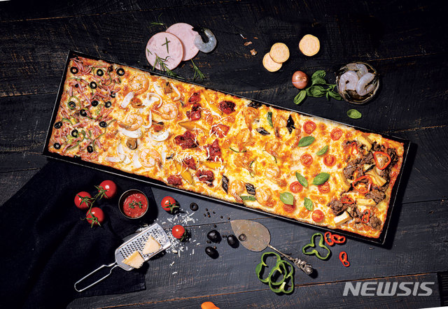 [서울=뉴시스]비스타 워커힐 서울 '피자힐'의 ‘세이스 피자'