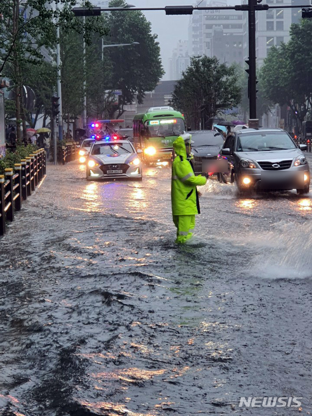 [부산=뉴시스] 부산지역에 호우경보가 발효된 10일 오전 부산진구 중앙대로가 침수돼 차량들이 함겹게 이동하고 있다. (사진=부산경찰청 제공). 2020.07.10.&nbsp; photo@newsis.com&nbsp; 