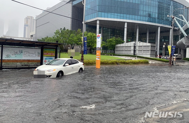 [부산=뉴시스] 부산지역에 호우경보가 발효된 10일 오전 해운대구 벡스코 제2전시장 앞 도로에서 승용차가 침수돼 멈춰서 있다. (사진=부산경찰청 제공). 2020.07.10.&nbsp; photo@newsis.com&nbsp; 