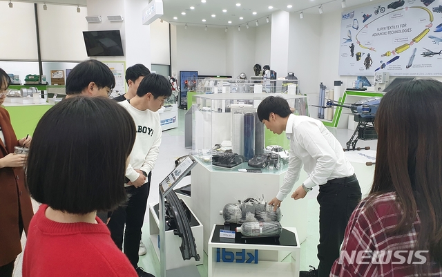 [대구=뉴시스]이지연 기자 = 한국섬유개발연구원이 진행하는 수요기업 맞춤형 인력양성 및 취업연계 사업에 참가한 교육생들이 현장 실무교육을 받고 있다. (사진=한국섬유개발연구원 제공) 2020.07.10. photo@newsis.com