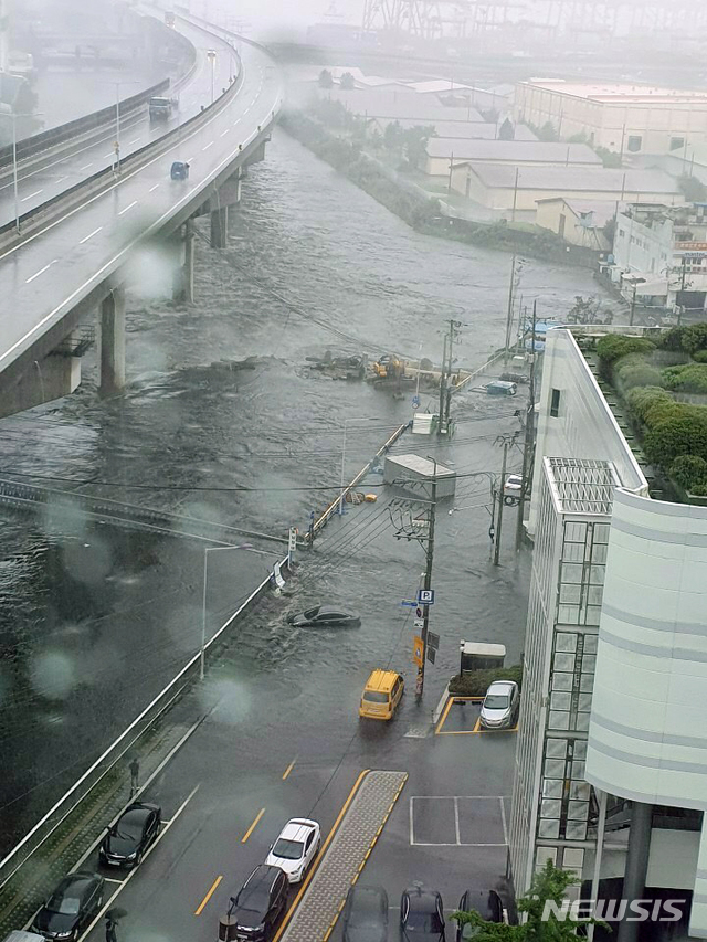 [부산=뉴시스] 부산지역에 호우경보가 발효된 10일 동구 동천이 범람해 인근 도로에서 차량들이 침수되고 있다. (사진=부산경찰청 제공). 2020.07.10.&nbsp;&nbsp;&nbsp; photo@newsis.com&nbsp; 