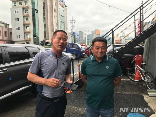 [고흥=뉴시스]김석훈 기자 = 전남 고흥군 윤호21병원에서 10일 오전 화재가 발생하자 현장에서 인명 구조에 나선 이은수 고흥봉황카고크레인대표(57·왼쪽)와 신복수 고흥스카이 대표(59)가 병원앞에서 불길이 치솟을 당시의 상황을 말하고 있다. (사진=독자제공) 2020.07.10. photo@newsis.com