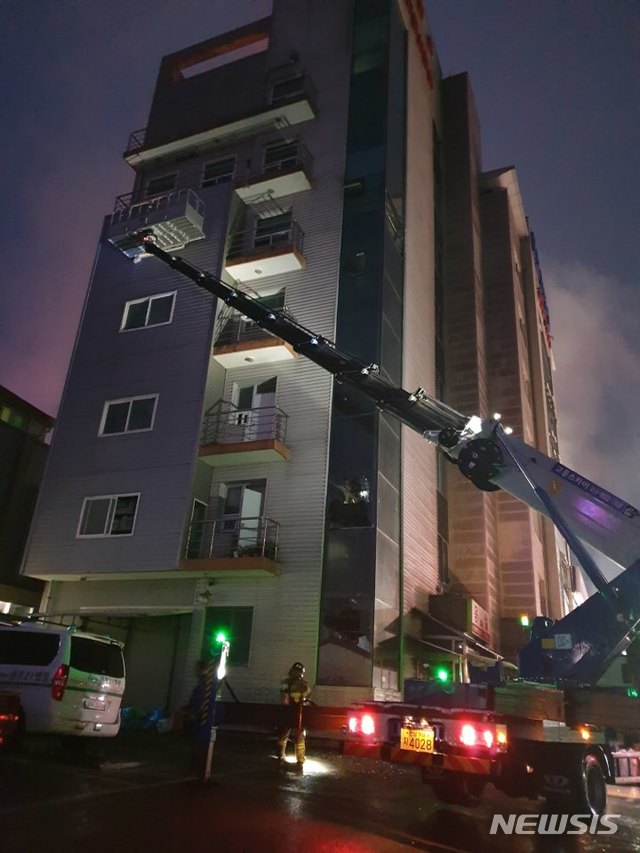 [고흥=뉴시스]김석훈 기자 = 전남 고흥군 윤호21병원에서 10일 오전 화재가 발생한 가운데 현장에서 인명 구조에 나선 민간이삿짐 업체 '고흥스카이' 사다리차가 고층에 있는 인명을 구조하고 있다. (사진=신복수 제공) 2020.07.10. photo@newsis.com