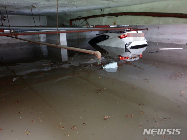 [부산=뉴시스] 부산지역에 호우경보가 발효된 10일 해운대구의 한 아파트 지하주차장이 침수돼 승용차 1대에 잠겨 있다. (사진=부산경찰청 제공). 2020.07.10.&nbsp;&nbsp; photo@newsis.com 