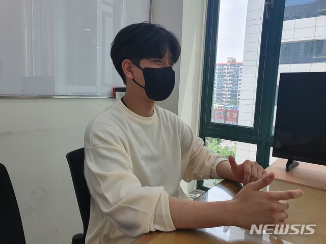 [서울=뉴시스]류인선 기자 = 이란 출신 김민혁군의 난민 재판 전날을 영화로 제작한 계원예고 2학년 이태양(17)군이 지난 9일 오후 서울 강남구 한 공간에서 뉴시스와 인터뷰하고 있다. 2020.07.09. ryu@newsis.com 