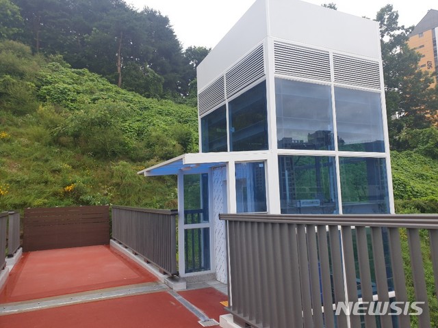 [세종=뉴시스]학생 통학 등을 위해 최근 만들어지 육교 