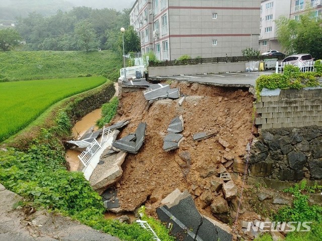 [창원=뉴시스] 홍정명 기자=10일 내린 집중호우로 경남 거제시 사등면 성포리의 한 공동주택 주차장 지반이 침하되어 있다.(사진=경남도 제공) 2020.07.10. photo@newsis.com