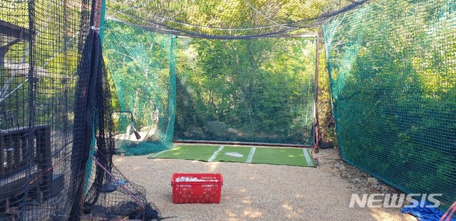 [서울=뉴시스] 키움 히어로즈가 새로운 외국인 타자 에디슨 러셀의 훈련을 위해 숙소에 마련한 배팅 케이지. (사진 = 키움 히어로즈 제공)