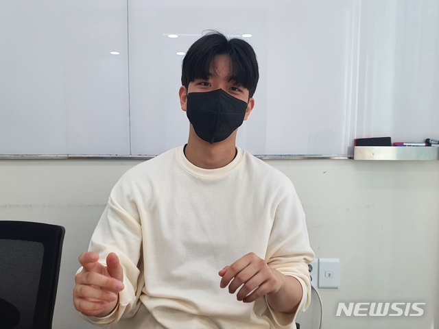 [서울=뉴시스]류인선 기자 = 이란 출신 김민혁군의 난민 재판 전날을 영화로 제작한 계원예고 2학년 이태양(17)군이 지난 9일 오후 서울 강남구 한 공간에서 뉴시스와 인터뷰하고 있다. 2020.07.09. ryu@newsis.com 
