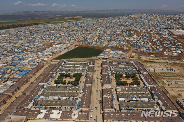 [아트마(시리아)=AP/뉴시스]지난 4월19일 시리아 이들리브주 아트마 마을 인근 터키와의 국경지대에 있는 대규모 난민촌의 모습. 러시아가 11일(현지시간) 유엔 안보리에서 반군이 장악하고 있는 시리아의 북서부에 식량과 의약품 등 인도주의적 구호물자를 전달할 통로를 터키로부터의 통과 지점 단 한 곳으로 제한하는데 성공함으로써 동맹국 시리아에 승리를 안겨주었다. 2020.7.12