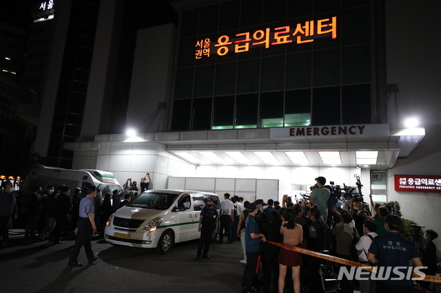 [서울=뉴시스] 조성봉 기자 =&nbsp; 10일 새벽 서울 북악산에서 발견된 박원순 서울시장 시신이 서울대병원 응급의료센터로 이송되고 있다. 2020.07.10.suncho21@newsis.com