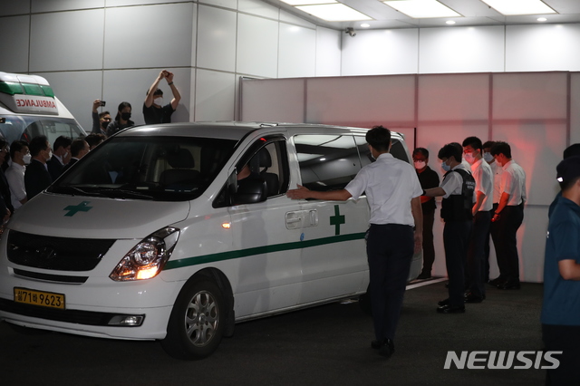 [서울=뉴시스] 조성봉 기자 = 10일 새벽 서울 북악산에서 발견된 박원순 서울시장 시신이 서울대병원 응급의료센터로 이송되고 있다. 2020.07.10.suncho21@newsis.com