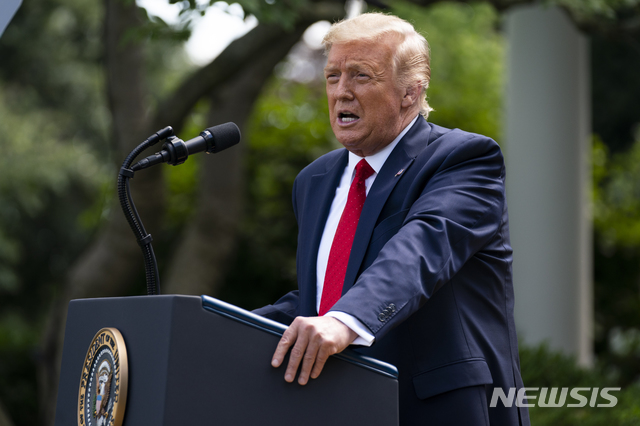 [워싱턴=AP/뉴시스]도널드 트럼프 미국 대통령이 9일(현지시간) 백악관 로즈 가든에서 '백악관 히스패닉 번영 계획' 행정 명령에 서명하기에 앞서 연설하고 있다. 트럼프 대통령은 "히스패닉계 미국인들은 아메리칸 드림을 위해 살고 있을 뿐만 아니라 그들의 놀라운 노력으로 미국 전역의 시민들에게 아메리칸 드림을 열어주고 있다"라고 말했다. 2020.07.10. 