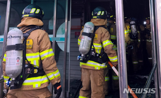 [고흥=뉴시스] 변재훈 기자 = 10일 오전 3시42분께 전남 고흥군 고흥읍 한 병원에서 불이나 2명이 숨지고 56명이 부상을 입은 가운데 소방대원이 내부로 진입하고 있다. 2020.07.10.&nbsp;&nbsp; wisdom21@newsis.com