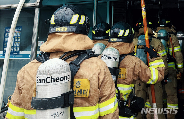 [고흥=뉴시스] 변재훈 기자 = 10일 오전 3시42분께 전남 고흥군 고흥읍 한 병원에서 불이나 2명이 숨지고 56명이 부상을 입은 가운데 소방대원이 내부로 진입하고 있다. 2020.07.10. wisdom21@newsis.com