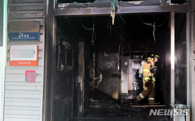 [고흥=뉴시스] 변재훈 기자 = 10일 오전 3시42분께 전남 고흥군 고흥읍 한 병원에서 불이나 2명이 숨지고 56명이 부상을 입은 가운데 소방대원이 내부에서 수색을 하고 있다. 2020.07.10.&nbsp; wisdom21@newsis.com