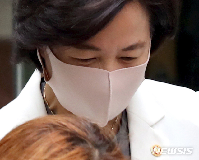 [서울=뉴시스] 이윤청 기자 = 추미애 법무부 장관이 지난 10일 서울 광진구에 위치한 자택에서 나서고 있다. 지난 9일 대검은 검·언유착 의혹 사건을 현 서울중앙지검 수사팀이 자체적으로 수사하게 됐다는 취지의 입장문을 냈고, 추 장관은 "공정한 수사를 바라는 국민의 바람에 부합한다"고 평가했다. 2020.07.10. radiohead@newsis.com