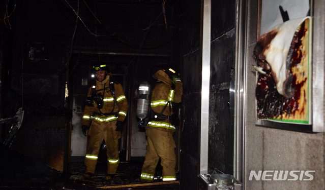 [고흥=뉴시스] 변재훈 기자 = 10일 오전 3시42분께 전남 고흥군 고흥읍 한 병원에서 불이 나 2명이 숨지고 56명이 부상을 입은 가운데 소방대원들이 내부 수색작업을 벌이고 있다. 2020.07.10. wisdom21@newsis.com