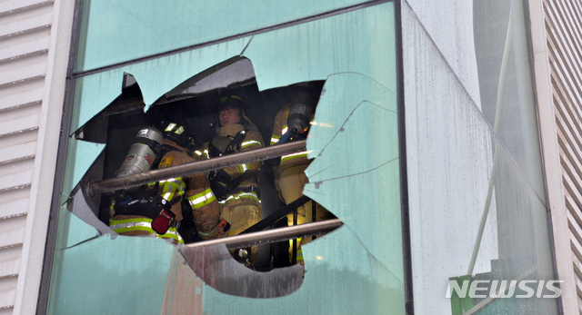 [고흥=뉴시스] 변재훈 기자 = 10일 오전 3시42분께 전남 고흥군 고흥읍 한 병원에서 불이 나 2명이 숨지고 56명이 부상을 입은 가운데 소방대원들이 내부 수색작업을 벌이고 있다. 2020.07.10. wisdom21@newsis.com