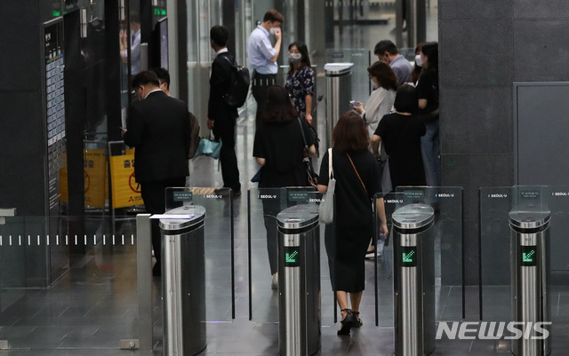 [서울=뉴시스] 박미소 기자 = 2020년 7월 10일 오전 서울시청 직원들이 출근하고 있다. 2020.07.10. misocamera@newsis.com