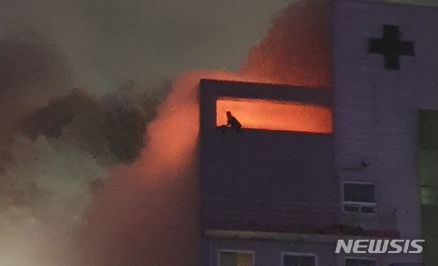 [고흥=뉴시스] 변재훈 기자 = 10일 오전 3시42분께 전남 고흥군 고흥읍 윤호21병원에서 불이나 2명이 숨지고 28명이 부상을 입은 가운데 불이난 병원 건물에서 고가사다리를 이용해 구조작업을 벌이고 있다. (사진=독자제공) 2020.07.10. wisdom21@newsis.com