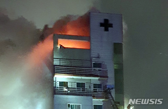 [고흥=뉴시스] 변재훈 기자 = 10일 오전 3시42분께 전남 고흥군 고흥읍 윤호21병원에서 불이나 2명이 숨지고 28명이 부상을 입은 가운데 불이난 병원 건물에서 고가사다리를 이용해 구조작업을 벌이고 있다. (사진=독자제공). 2020.07.10. wisdom21@newsis.com