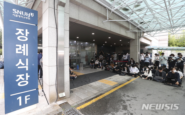 [서울=뉴시스] 최진석 기자 = 10일 박원순 서울시장의 빈소가 차려진 서울 종로구 서울대병원 장례식장 앞에서 취재진이 대기하고 있다. 2020.07.10.myjs@newsis.com