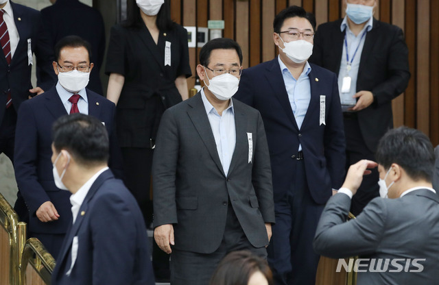 [서울=뉴시스] 김진아 기자 = 주호영 미래통합당 원내대표를 비롯한 지도부가 10일 서울 여의도 국회에서 열린 원내대책회의에 참석하고 있다. 2020.07.10. bluesoda@newsis.com