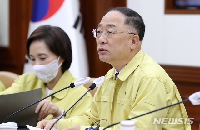 [서울=뉴시스]김명원 기자 = 홍남기 부총리 겸 기획재정부 장관이 10일 오전 서울 종로구 정부서울청사에서 열린 제10차 비상경제 중앙대책본부 회의에서 발언을 하고 있다. 2020.07.10. photo@newsis.com