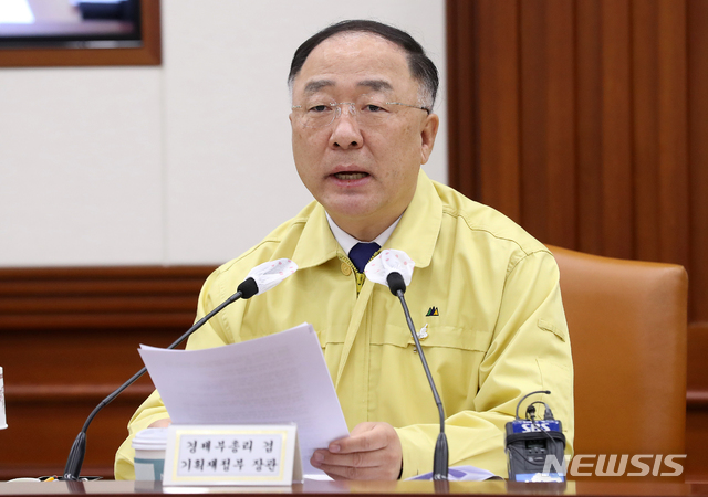 [서울=뉴시스]김명원 기자 = 홍남기 부총리 겸 기획재정부 장관이 10일 오전 서울 종로구 정부서울청사에서 열린 제10차 비상경제 중앙대책본부 회의에서 발언을 하고 있다. 2020.07.10. photo@newsis.com