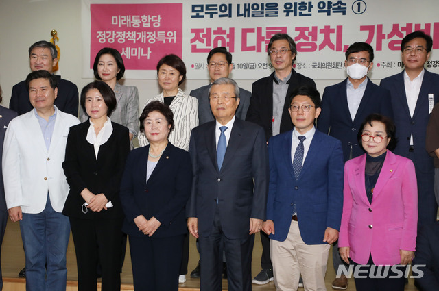 [서울=뉴시스] 김진아 기자 = 미래통합당 김종인 비상대책위원장, 김병민 정강정책개정특위 위원장을 비롯한 참석자들이 10일 서울 여의도 국회 의원회관에서 열린 당 정강정책개정특위 세미나 '전혀 다른 정치, 성비 좋은 정부'에서 기념촬영을 하고 있다. 2020.07.10. bluesoda@newsis.com