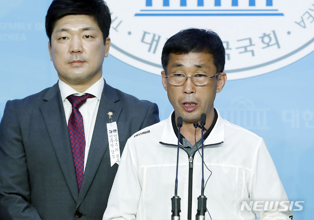 [서울=뉴시스] 최동준 기자 = 고 최숙현 선수 아버지 최영희 씨가 10일 서울 여의도 국회 소통관에서 '최숙현 법' 발의 관련 기자회견을 하고 있다. 2020.07.10. photocdj@newsis.com