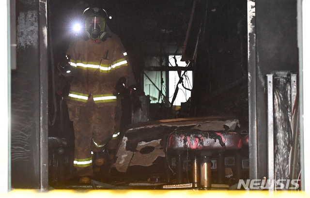 [고흥=뉴시스] 신대희 기자 = 10일 오전 3시42분 전남 고흥군 고흥읍 윤호21병원에서 불이 나 환자 2명이 숨지고 28명이 크고 작은 부상을 입었다. 화재 진압 이후 고흥소방서 소방관들이 불이 시작된 것으로 보이는 병원 1층으로 들어가 조사를 하고 있다. 2020.07.10. sdhdream@newsis.com