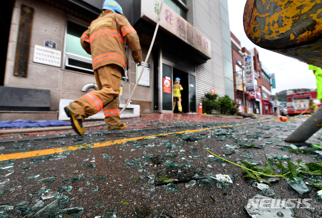[고흥=뉴시스] 신대희 기자 = 10일 오전 3시42분 전남 고흥군 고흥읍 윤호21병원에서 불이 나 환자 2명이 숨지고 28명이 크고 작은 부상을 입었다. 화재 진압 이후 고흥소방서 소방관들이 화인 조사를 위해 불이 시작된 것으로 보이는 병원 1층으로 들어가고 있다. 2020.07.10. sdhdream@newsis.com