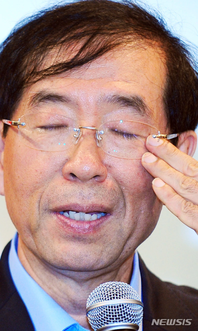 [서울=뉴시스] 박진희 기자 = 2011년 9월 15일 고 박원순 서울시장이 서울 종로구 평창동 희망제작소에서 퇴임사를 발표하며 눈물을 닦고 있다. photo@newsis.com