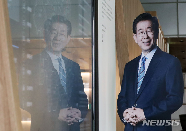 [서울=뉴시스] 박미소 기자 = 10일 오전 서울시청 시장실 앞에 고 박원순 시장의 사진이 보이고 있다.2020.07.10.&nbsp; misocamera@newsis.com