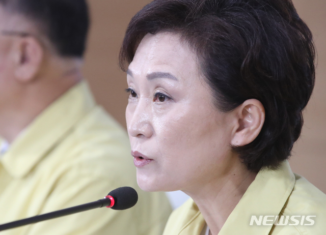 [서울=뉴시스]김명원 기자 = 김현미 국토교통부 장관이 10일 오전 서울 종로구 정부서울청사 합동브리핑실에서 열린 부동산 보완대책 추진방안 등에 대한 제10차 비상경제 중앙대책본부(중대본) 회의 결과를 발표에 대한 기자들의 질문에 답하고 있다. 이날 발표는 문재인 정부 들어 22번째 부동산 대책이다. 2020.07.10.&nbsp; kmx1105@newsis.com