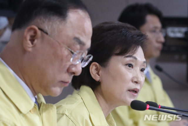 [서울=뉴시스]김명원 기자 = 김현미 국토교통부 장관이 10일 오전 서울 종로구 정부서울청사 합동브리핑실에서 열린 부동산 보완대책 추진방안 등에 대한 제10차 비상경제 중앙대책본부(중대본) 회의 결과를 발표에 대한 기자들의 질문에 답하고 있다. 이날 발표는 문재인 정부 들어 22번째 부동산 대책이다. 2020.07.11. kmx1105@newsis.com