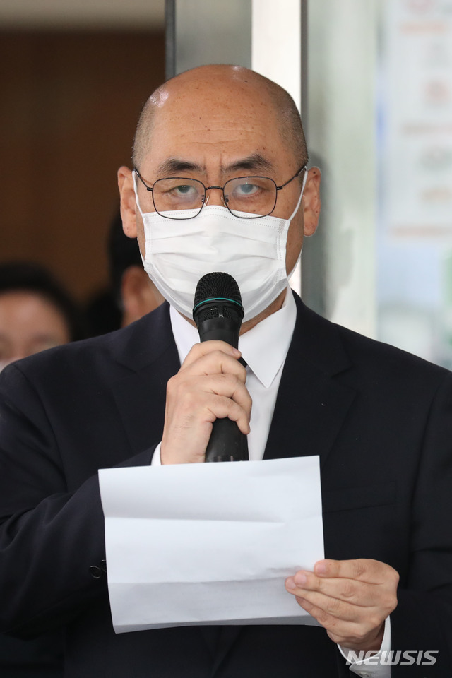 [서울=뉴시스] 최진석 기자 = 고한석 서울시 비서실장이 10일 고 박원순 서울시장의 빈소가 차려진 서울 종로구 서울대병원 장례식장 앞에서 고인의 유언장을 공개하고 있다. 2020.07.10. photo@newsis.com