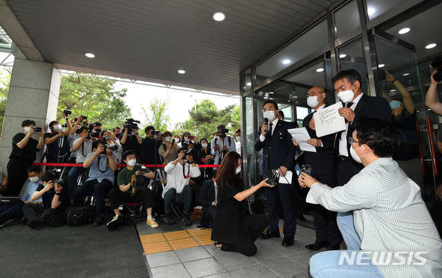 [서울=뉴시스] 최진석 기자 = 고한석 서울시 비서실장이 10일 고 박원순 서울시장의 빈소가 차려진 서울 종로구 서울대병원 장례식장 앞에서 고인의 유언장을 공개하고 있다. 2020.07.10. photo@newsis.com