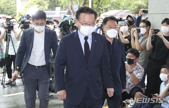 [서울=뉴시스] 최진석 기자 = 김부겸 전 더불어민주당 의원이 10일 고 박원순 서울시장의 빈소가 차려진 서울 종로구 서울대병원 장례식장으로 들어가고 있다. 2020.07.10. myjs@newsis.com